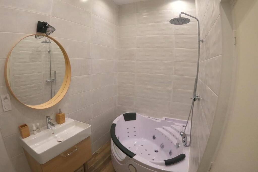 L'Escapade De Lyon, Charpennes, Jacuzzi Et Emplacement Ideal Apartman Villeurbanne Kültér fotó
